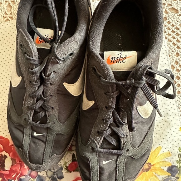 Size 9’gently used Nikes - Picture 2 of 6